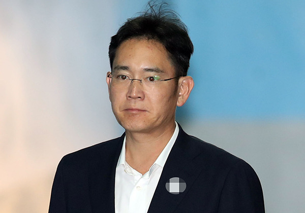 ⓒ연합뉴스 이재용 삼성전자 부회장은 삼성물산과 제일모직 합병을 성사한 뒤 삼성을 ‘설비투자는 많이 하지 않고 주주 이익에 충실한 기업’으로 바꾸고 있다.