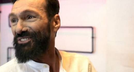 안토니오는 자신의 달라진 모습을 믿을 수 없다는 듯한 표정으로 기쁨에 잠겨 있다.