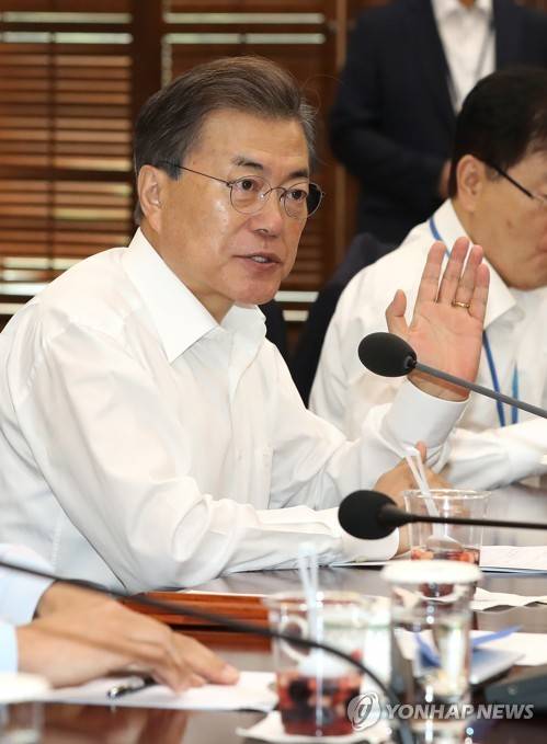 (서울=연합뉴스) 김주형 기자 = 문재인 대통령이 27일 오전 청와대 여민관에서 수석보좌관회의를 주재하고 있다. 2017.7.27  kjhpress@yna.co.kr  (끝)