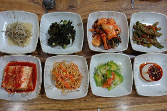 농산물 6가지, 해산물 2가지로 구성된 기본 8찬. 농산물 중 60%쯤은 직접 재배하고 나머지도 대부분 생산자에게 직접 구매한다.