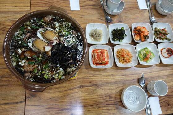 기본 8찬이 오른 석이전복백숙 상차림. 여기에 석이찰밥을 곁들이면 어른 3명이 먹기에 적당한 양이다.