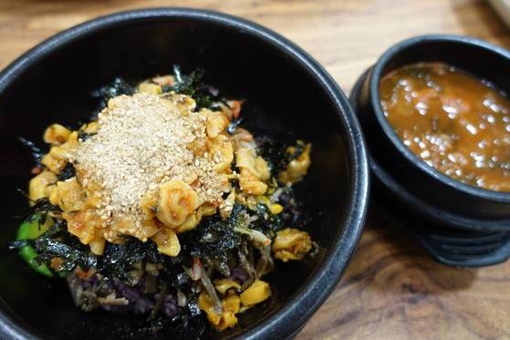 특허 받은 기술로 만든 멍게젓갈이 넉넉히 올라간 석이멍게비빔밥. 함께 나온 시래기 들어간 집된장찌개 국물을 두어 숟갈 넣고 비벼 먹는다.