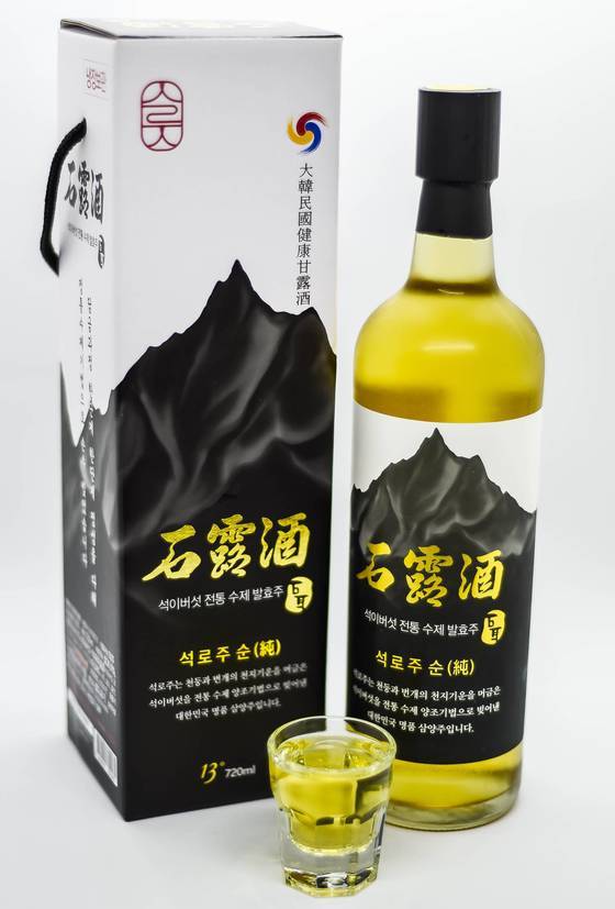 석이버섯을 넣고 술을 빚어 45일 동안 세 번을 익히고 걸러서 3개월을 더 저온 숙성한 13도 맑은 술 삼양주인 ‘석로주 순’. 모든 생산과정을 손으로 하는 수제품이다. [사진 석이원]