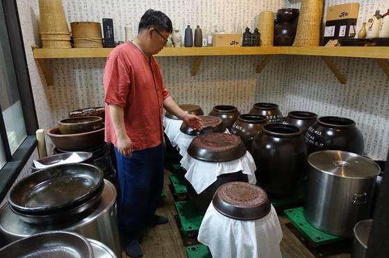 석로주 발효실에서 이상권 대표가 술 빚는 과정을 설명하고 있다. 발효실에서 세 번 익혀서 걸러 별도의 저온창고에서 3개월 더 숙성해야 술이 완성된다.