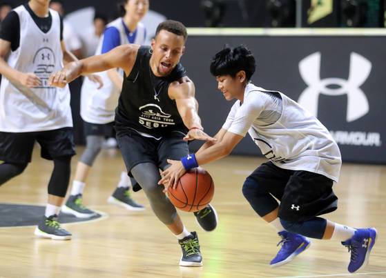 커리가 팬 미팅 행사 중 열린 5대5 경기에서 수비. [연합뉴스]