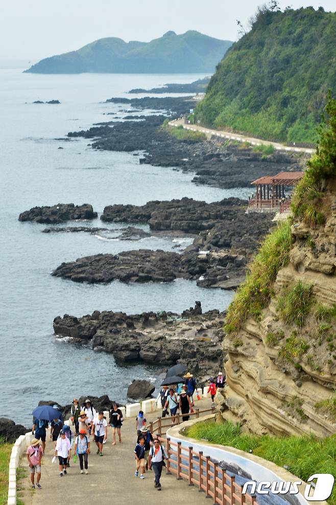 29일 개막한 '제7회 제주 수월봉 지질공원 트레일' 에 참가한 탐방객들이 수월봉 일원을 탐방하고 있다.© News1