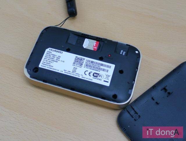 뒷면 커버를 열어 유심과 마이크로SD 카드를 끼울 수 있다