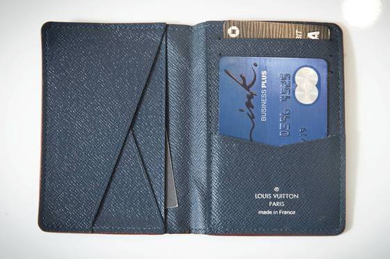 '비움'이 중요하다는 김승호 회장의 지갑에는 개인카드 한 장, 법인카드 한 장, 명함 한 장이 전부다. 장진영기자