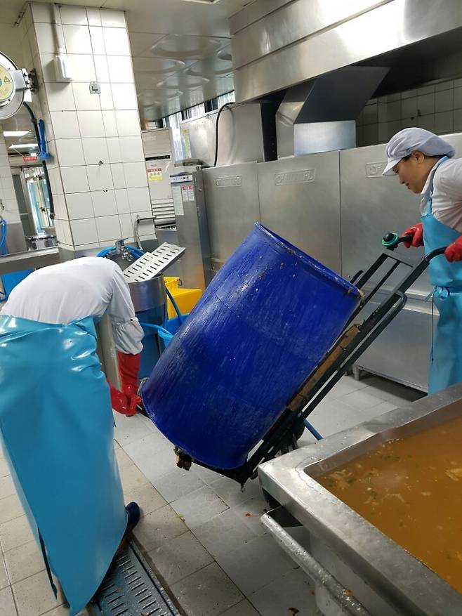 음식 조리와 설거지를 끝낸 뒤 음식물 쓰레기를 처리하는 모습. 전국학교비정규직노조 강원지부