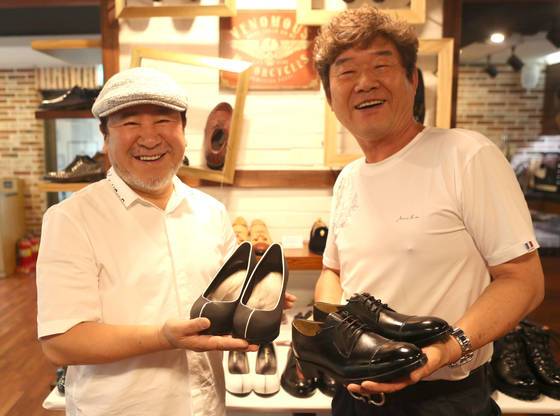문재인 대통령의 구두를 제작한 유홍식 명장(오른쪽)과 김정숙 여사의 버선코 구두를 만든 전태수 장인이 대통령 부부가 신은 것과 같은 신발을 손에 들고 있다. 김춘식 기자