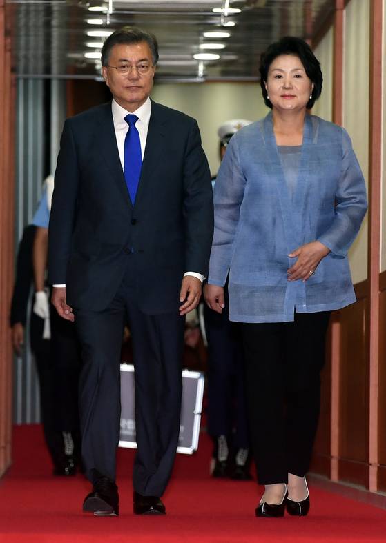 문재인 대통령 부부가 미국 순방을 마치고 지난 2일 귀국하면서 유홍식 명장과 전태수 장인이 신은 신발을 신고 있다. 청와대사진기자단