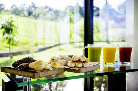 그랜드 앰배서더 서울 어소시에이티드 위드 풀만의 프리미엄 라이브 뷔페 더 킹스가 8월 31일까지 여름철 입맛을 돋우어 줄 웰컴 드링크 프로모션을 마련한다. 주중 점심에 더 킹스를 이용하는 모든 고객에게 웰컴 드링크를 한 잔씩 무료로 제공하는 것. 파슬리 파인애플 스무디, 미나리 수박 스무디, 비트 딸기 바나나 스무디, 늙은 호박 대추 스무디, 파프리카 딸기 스무디, 셀러리 살구 스무디 등 여름 제철 과일과 채소의 영양을 담은 다양한 로푸드 스무디(Raw Food Smoothie)가 준비된다. 그랜드 앰배서더 서울 어소시에이티드 위드 풀만 제공