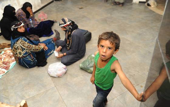 최근 락까에서 탈출한 시리아 난민들. [신화=연합뉴스]