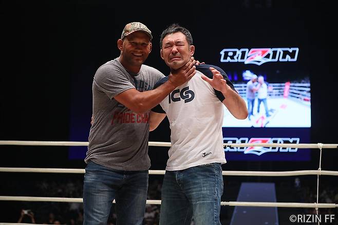 ▲ 댄 헨더슨과 사쿠라바 가즈시가 지난 30일 링 위에 올라 그래플링 경기를 발표했다. ⓒRIZIN FF. 제공