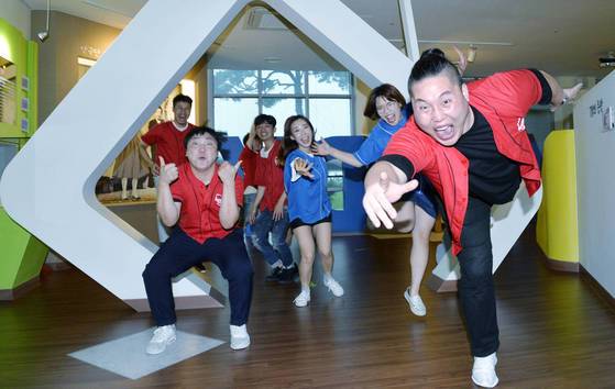 개그맨 지망생들이 지난 7월 28일 아산시 도고면 옛 물류 창고를 재활용해 만든 코미디홀에서 공연에 앞서 익살스런 포즈를 취하고 있다. 프리랜서 김성태