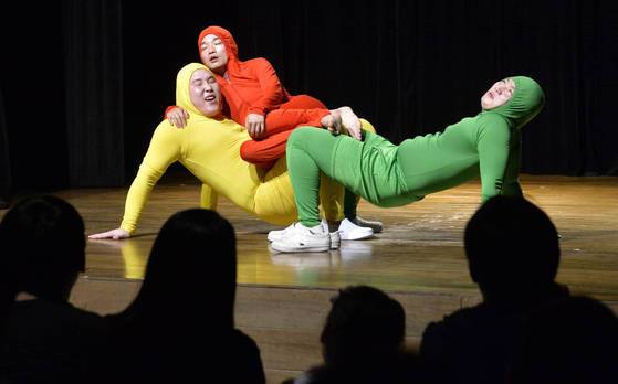 개그맨 지망생들이 지난 7월 28일 오후 7시 아산시 도고면 코미디홀에서 개그 공연을 펼치고 있다.프리랜서 김성태