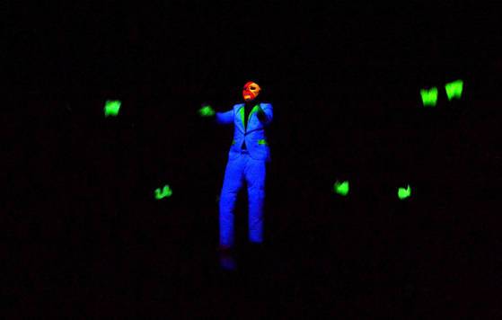 개그맨 지망생들이 지난 7월 28일 충남 아산시 도고면 옛 물류 창고를 재활용해 만든 코미디홀에서 개그 공연을 펼치고 있다.프리랜서 김성태