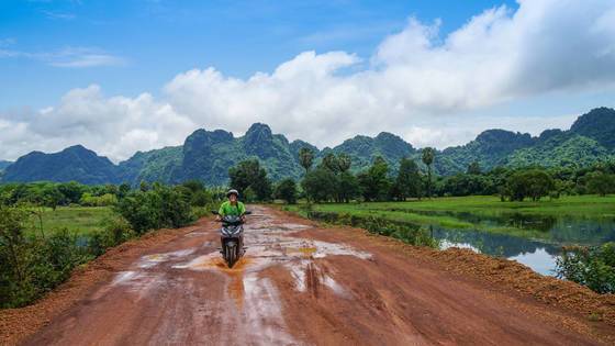 미얀마의 마지막 여행지 파안에서 만난 새파란 하늘. 오토바이를 타고 시골마을을 누비며 정취를 즐길 수 있다.