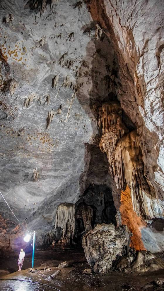 거대한 석회동굴인 사단동굴.