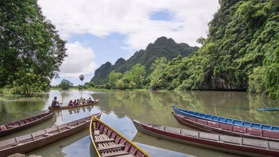 동굴 반대편 입구로 나오면 쪽배를 탈 수 있다.