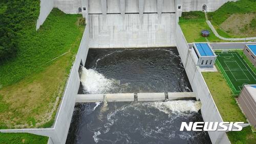 【영주=뉴시스】 김진호기자 = 2일 영주댐 수문에서 검은색의 물이 흘러나오고 있다. 내성천보존회는 이를 '똥물현상'이라며 즉각적인 대책마련을 요구했다. 2017.08.03 (사진= 내성천보존회 제공) photo@newsis.com
