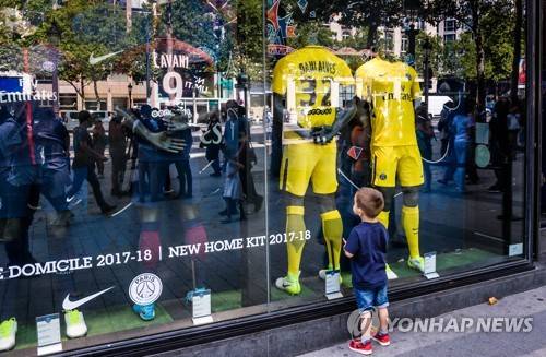 한 꼬마 축구팬이 네이마르의 이적이 확정된 4일(한국시간) 프랑스 파리 파리생제르맹의 기념품 가게 앞에서 안을 들여다 보고 있다. [EPA=연합뉴스]