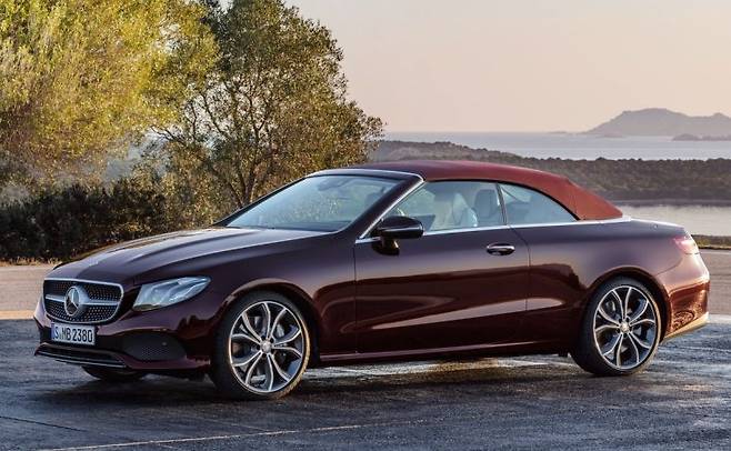 소프트탑을 덮은 메르세데스-벤츠 E클래스 카브리올레