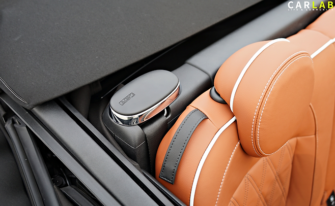 신형 미니 컨버터블에 장착된 바 타입 지지대 수납부