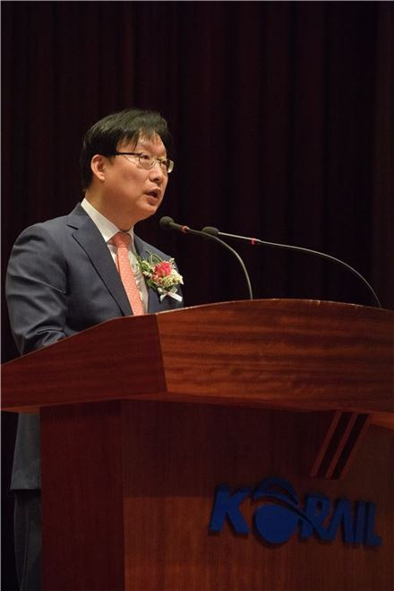 4일 오전 홍순만 코레일 사장이 대전사옥에서 열린 퇴임식에서 퇴임사를 하고 있다.