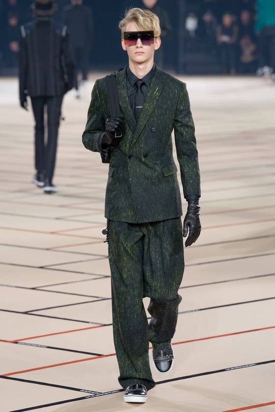 멘즈웨어 2017 FW 디올 옴므 컬렉션. 백팩을 한쪽으로만 매면 자연스러운 느낌을 살릴 수 있다.