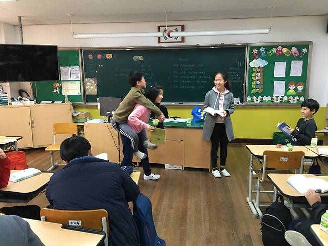 통영 용남초 학생들이 <몽실 언니> 슬로 리딩 수업을 통해 역할극으로 작품 읽기를 하고 있다. 용남초 제공