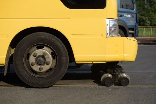 코레일이 개발 중인 레일버스가 철로 위에 올라가 있다. 레일버스는 철로 위에서 보조 바퀴 역할을 하는 가이드 휠을 이용해 운행한다. ｜코레일 제공