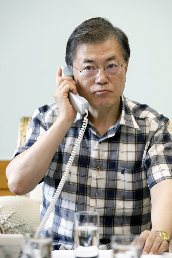 문재인 대통령이 7일 오전 청와대 관저에서 도널드 트럼프 미국 대통령과 통화하고 있다. (청와대) 2017.8.7/뉴스1