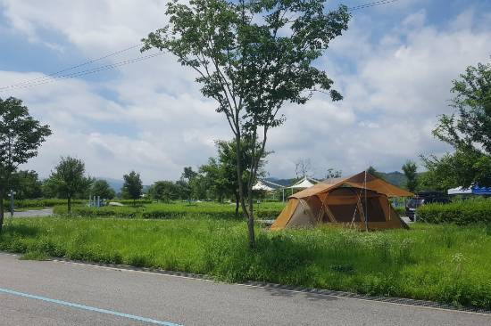 지난 1일 찾은 경기도 여주시 남한강변의 캠핑장. 성수기 휴가철인데도 이용객이 거의 없는 등 황량한 모습이다. (사진=신병근 기자)