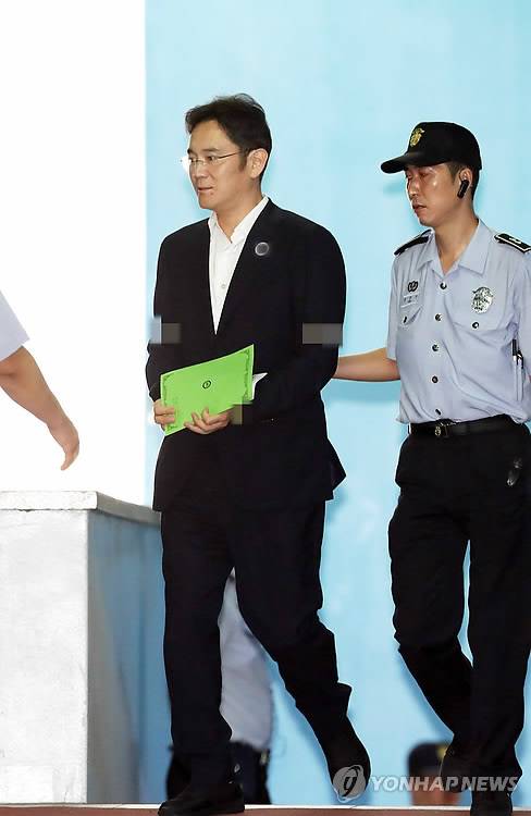 (서울=연합뉴스) 이정훈 기자 = 이재용 삼성전자 부회장이 7일 오후 서울 서초구 서울중앙지법에서 결심 공판을 마친 뒤 호송차량으로 이동하고 있다.    박영수 특별검사는 이날 이 부회장에게 징역 12년을 구형했다. 2017.8.7      uwg806@yna.co.kr