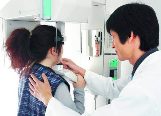 한 여성 환자가 지난 4일 서울대 치과병원에서 파노라마 영상 촬영을 하고 있다. 민태원 기자