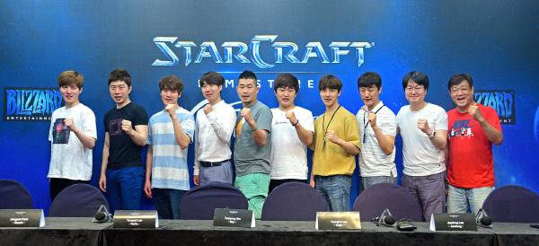 지난달 30일 부산 광안리에서 열린 ‘스타크래프트 리마스터’ 런칭 행사 ‘GG 투게더’ 간담회에 임요환, 홍진호 등 스타 선수들과 자리를 함께한 엄재경 해설.(맨 오른쪽)