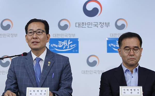 ⓒ연합뉴스 고형권 기획재정부 제1차관(왼쪽)이 6월19일 주택시장 안정 방안에 대해 설명하고 있다.