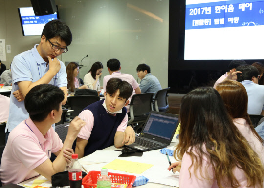 지난해 ICT멘토링 사업에 참여한 대학생들이 멘토와 프로젝트 수행 방법에 대해 토의하고 있다. IITP 제공