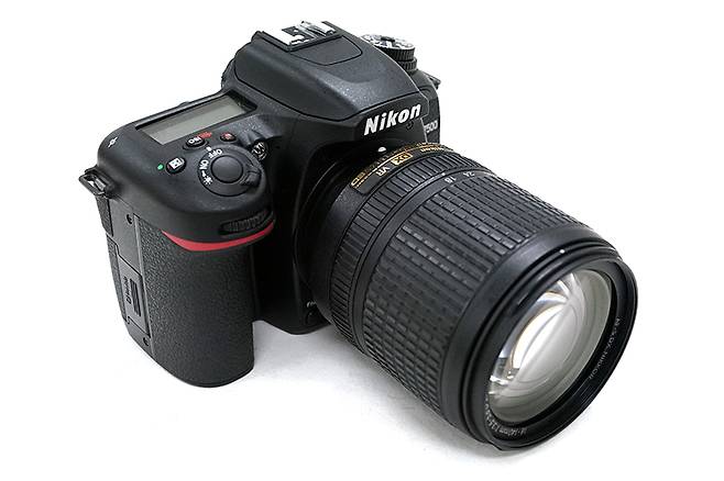 니콘 D7500.