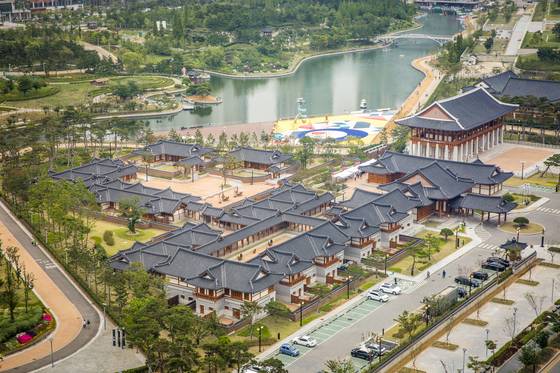 송도센트럴파크 서쪽에 옹기종기 모여 있는 한옥이 경원재 앰배서더 호텔이다. [사진 경원재 앰버서더]