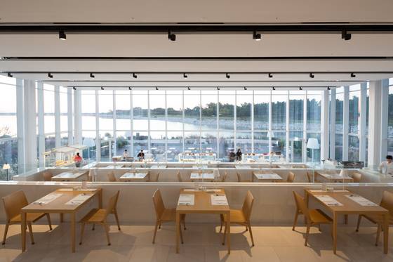 커다란 통유리창으로 영종도 앞바다가 시원하게 내다보이는 식당 '플라츠'.[사진 네스트호텔]