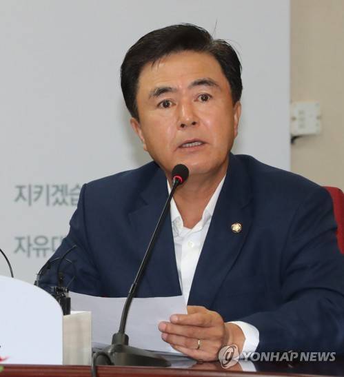 (서울=연합뉴스) 백승렬 기자 = 자유한국당 김태흠 최고위원이 10일 오전 여의도 당사에서 열린 최고위원회의에서 정부의 의료보험정책을 비판하고 있다.     srbaek@yna.co.kr