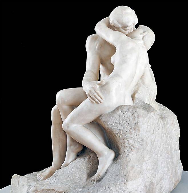 오늘 개막하는 테이트 명작전의 하이라이트는 로댕의 ‘키스’다. 로댕이 살아생전 대리석으로 빚은 단 석 점의 조각상 중 하나로 무게가 3.3t에 달해 전시장 바닥에 철판을 새로 깔았다. 유럽 대륙을 벗어난 ‘키스’의 세계 첫 순회 전시. 발표 당시엔 “인체 묘사가 너무 사실적”이란 이유로 작품 주위에 가드레일을 치고 민감한 부위는 종이로 가리는 해프닝이 벌어졌다고 한다. /테이트 미술관