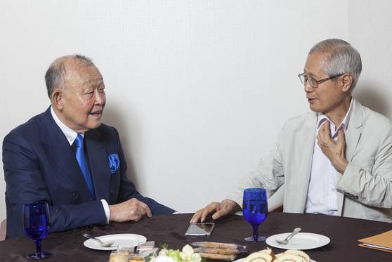 방찬영 카자흐스탄 키맵대 총장(왼쪽)이 지난 10일 김영희 중앙일보 대기자와 북한 핵 문제에 대해 대담을 하고 있다. [프리랜서 이원근]