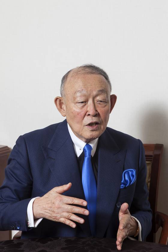 방찬영 카자흐스탄 키맵대 총장과 김영희 중앙일보 대기자(사진 아래)가 지난 10일 북한 핵 문제 해법에 대해 이야기하고 있다. [프리랜서 이원근]