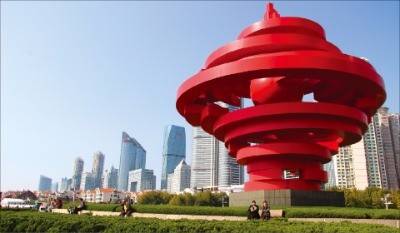 칭다오의 랜드마크로 자리잡은 5·4광장 오월의 바람 조각상.