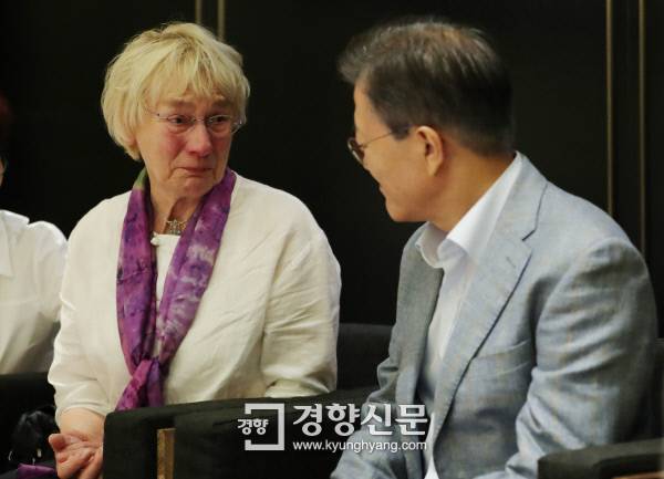 문재인 대통령이 13일 오전 용산 CGV에서  고 위르겐 힌츠페터 기자의 부인 에델트라우트 브람슈테트(80) 여사와 대화를 나누고 있다. /청와대제공