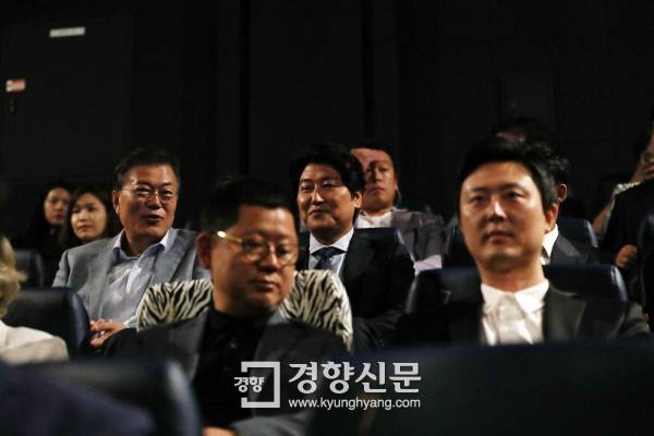 문재인 대통령이 13일 오전 용산 CGV에서 영화 <택시운전사>의 주연배우 송강호씨와 나란히 앉아 영화 시작을 기다리며 대화를 나누고 있다. /청와대제공