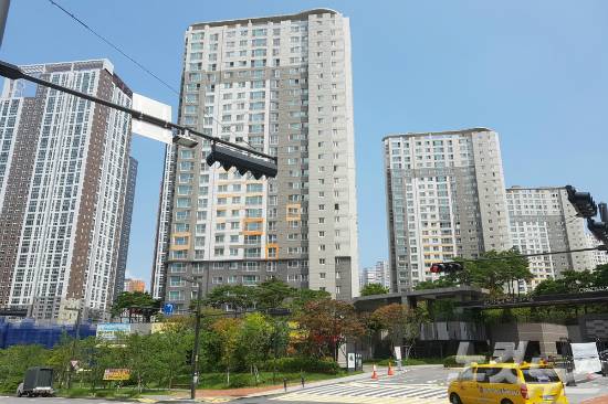 아파트 물량 초과 공급으로 '거래 실종' 단계에 이른 경기도 화성시 동탄2신도시가 정부의 부동산 대책까지 맞물리면서 직격탄을 맞고 있다. 사진은 지난 11일 찾은 동탄2의 한 아파트 단지 전경. (사진=신병근 기자)